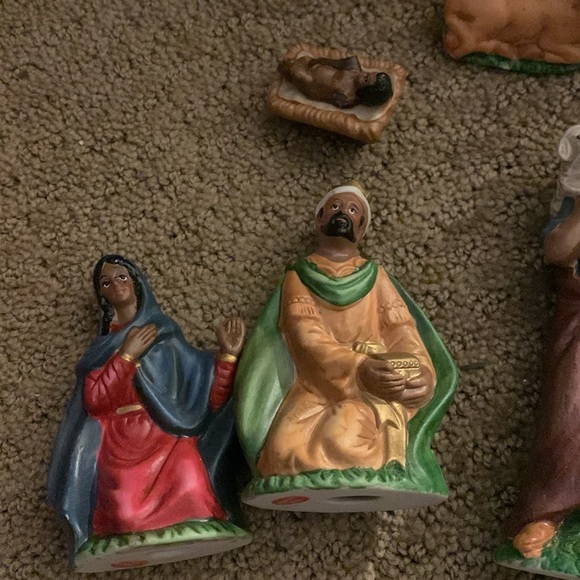 11 piece Porcelain Nativity Set - Picture 9 of 15